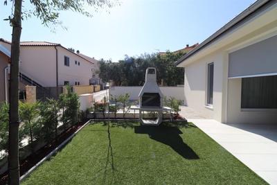 Na prodej vybavená jednopodlažní vila se zahradou, Vodice, Chorvatsko