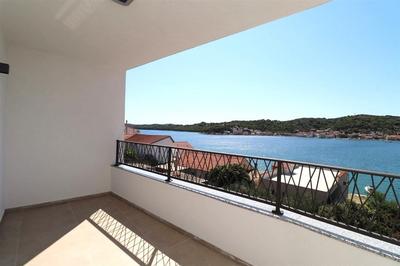 Na prodej dvoupodlažní apartmán ve 2. řadě od moře, Tisno, Chorvatsko