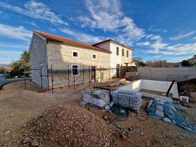 Na prodej pěkný řadový kamenný dům, Krk, Chorvatsko