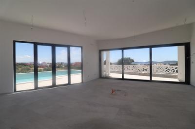 Nový dům s bazénem a dílčím výhledem na moře, Vodice, Chorvatsko
