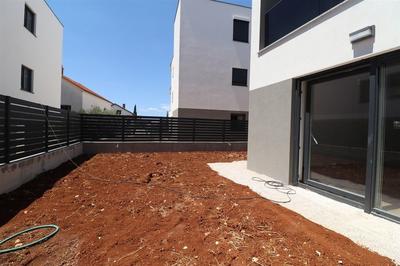 Na prodej apartmán s předzahrádkou blízko moře, Žaborić, Chorvatsko