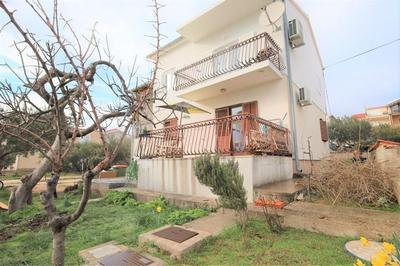 Na prodej přízemní apartmán v rodinném domě, Vodice, Chorvatsko