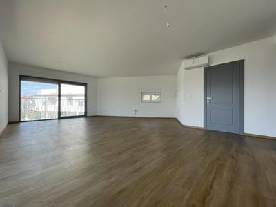 Na prodej nový a prostorný apartmán poblíž moře, Baška Voda, Chorvatsko