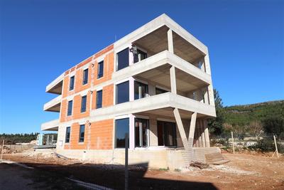 Na prodej luxusní apartmán s vlastní zahradou, Tribunj, Chorvatsko