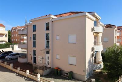Na prodej vybavený apartmán s terasou, Srima, Chorvatsko