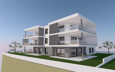 Na prodej  prostorný apartmán v 1. patře novostavby, s 2 ložnicemi,  v blízkosti moře, Tribunj, Chorvatsko