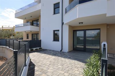 Na prodej nový apartmán s předzahrádkou v blízkosti moře na ostrově Murter, Chorvatsko 