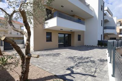 Na prodej nový  apartmán s předzahrádkou na ostrově Murter, Chorvatsko 