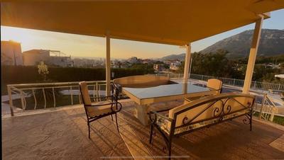 Na prodej luxusní rodinný dům s panoramatickým výhledem, terasou a zahradou v Baru, Černá Hora