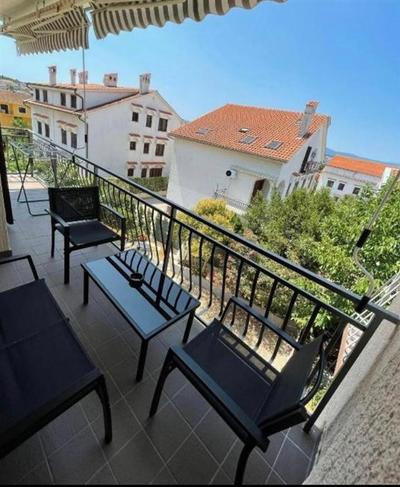 Na prodej vybavený apartmán v klidné oblasti, Krk, Chorvatsko