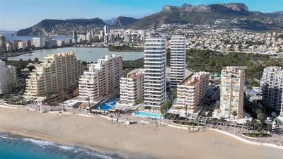 Na prodej apartmán s dvěma ložnicemi v samé blízkosti plážové promenády na pláži v Calpe, Costa Blanca Sever, Španělsko  