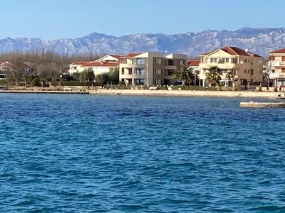 Na prodej velmi pěkný apartmánový dům v první řadě od moře, Privlaka, Chorvatsko

