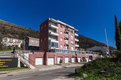 Na prodej dvouložnicový apartmán s výhledem na moře, Petrovac, Černá Hora