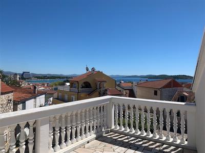 Na prodej dům se střešní terasou a panoramatickým výhledem na moře, Vodice, Chorvatsko