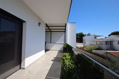 Na prodej pěkně zařízený apartmán, pouhých 300 m od moře, Vodice, Chorvatsko