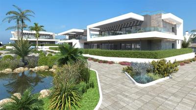 Na prodej bungalov se 3 ložnicemi, terasou a soláriem, Torrevieja, Španělsko