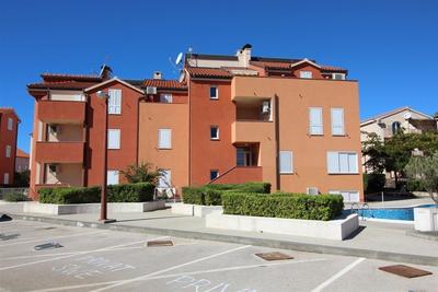 Na prodej atraktivní apartmán s 2 ložnicemi a částečným výhledem na moře, v blízkosti pláže, Srima, Chorvatsko
