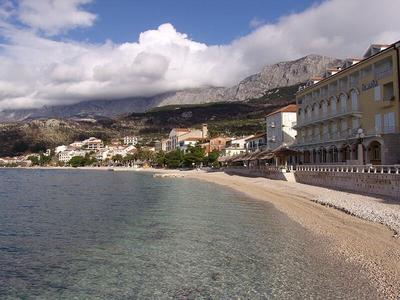 Na prodej útulný apartmán na skvělém místě, v 1. řadě u moře, Podgora, Chorvatsko