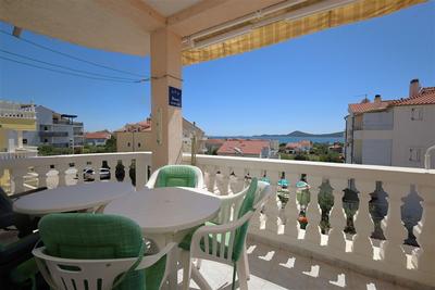 Na prodej apartmán s 2 ložnicemi a s částečným výhledem na moře, Vodice, Chorvatsko