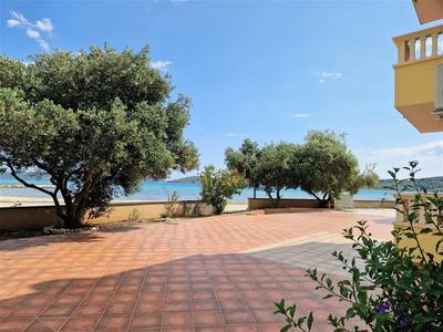 
Na prodej apartmán s 2 ložnicemi a s částečným výhledem na moře, Srima, Chorvatsko
