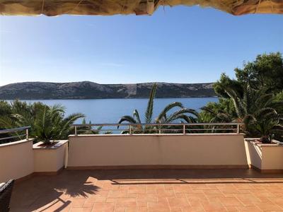 
Na prodej krásný dvoupatrový dům se třemi apartmány v první řadě u moře, Stara Novalja, ostrov Pag, Chorvatsko
