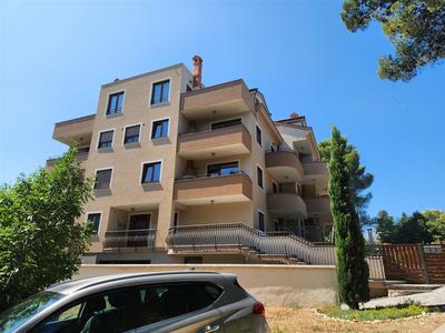 Na prodej krásný apartmán se 2 ložnicemi 100 m od moře a pláže, Premantura, Istrie, Chorvatsko