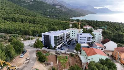 Na prodej moderní apartmán s 1 ložnicí a prostornou terasou ve výstavbě poblíž moře, Živogošće, Chorvatsko 