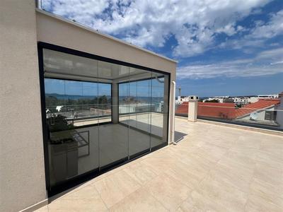 Na prodej moderní a velmi prostorný apartmán se střešní terasou a částečným výhledem na moře, Zadar, Chorvatsko