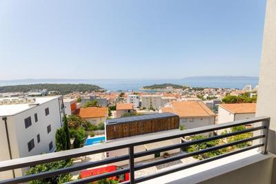 Na prodej velmi pěkný a prostorný apartmán s garáží a výhledem na moře, Makarska, Chorvatsko