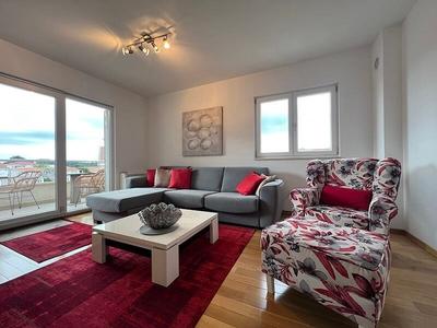 Na prodej prostorný apartmán se 3 ložnicemi a částečným výhledem na moře v centru města Makarska, Chorvatsko