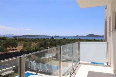 Na prodej dvoupatrový apartmán s předzahrádkou a výhledem na moře, Tribunj, Chorvatsko