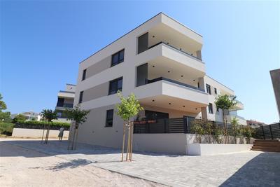 Na prodej prostorný apartmán se 3 ložnicemi a výhledem na moře, Vodice, Chorvatsko