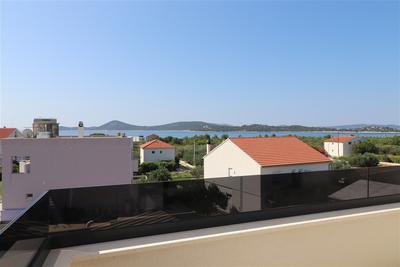 
Na prodej prostorný apartmán se 2 ložnicemi a výhledem na moře, Vodice, Chorvatsko
