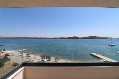 Na prodej nový a velmi pěkný apartmán se 2 ložnicemi  v 1. řadě u moře, Betina, Chorvatskou