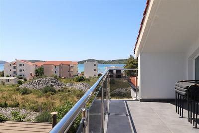 
Na prodej zařízený apartmán se 2 ložnicemi blízko pláže, Srima, Chorvatsko
