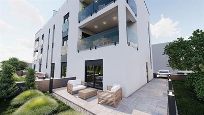 Na prodej prostorný apartmán se 3 ložnicemi a výhledem na moře a pohoří Velebit, Privlaka, Chorvatsko