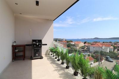 Na prodej pěkně zařízený apartmán se 2 ložnicemi a výhledem na moře, Vodice, Chorvatsko