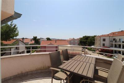 Na prodej plně zařízený apartmán v blízkosti moře, Vodice, Chorvatsko