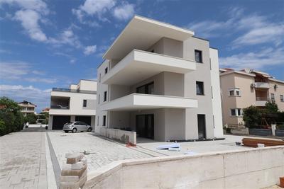 Na prodej velmi pěkný  moderní a komfortní apartmán se třemi ložnicemi v novostavbě v blízkosti moře, Srima, Chorvatsko