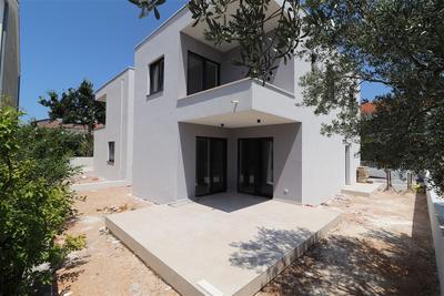 Na prodej nový apartmán se zahradou a terasou v malém bytovém domě, Vodice, Chorvatsko
