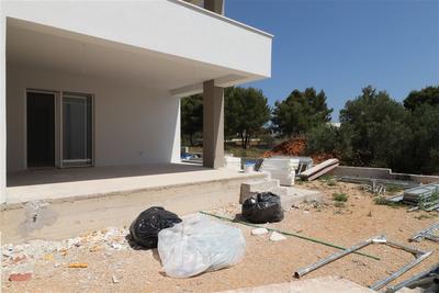 Na prodej útulný apartmán s 1 ložnicí v novostavbě se zahradou, Vodice, Chorvatsko