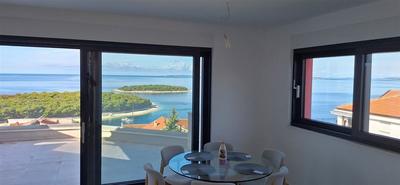 Na prodej slunný apartmán s 2 ložnicemi, garážovým stáním a výhledem na moře a staré město, Primošten, Chorvatsko