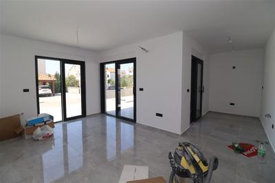 Na prodej nový apartmán s 2 ložnicemi a zahradou, poblíž moře, Brodarica, Chorvatsko