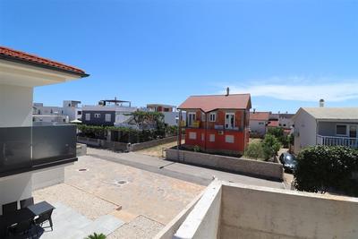 Na prodej nový mezonetový apartmán v klidné lokalitě, s částečným výhledem na moře, Vodice, Chorvatsko