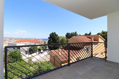 
Na prodej nový apartmán s jednou ložnicí a částečným výhledem na moře, Vodice, Chorvatsko
