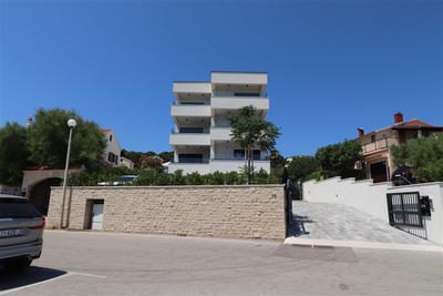 Na prodej  moderní apartmán s 1 ložnicí a předzahrádkou v 1. řadě u moře, Betina, Chorvatsko