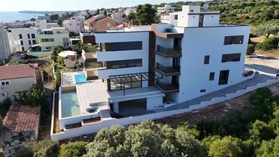 Na prodej luxusní apartmán se 2 ložnicemi v novostavbě s částečným výhledem na moře, ZadarKožino, Chorvatsko