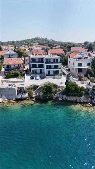 Na prodej nový apartmán s 2 ložnicemi  v 1. řadě od moře a v těsné blízkosti pláže, Brodarica, Chorvatsko