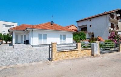 Na prodej velmi útulný samostatně stojící přízemní dům s upravenou zahradou v blízkosti moře, Vodice, Chorvatsko