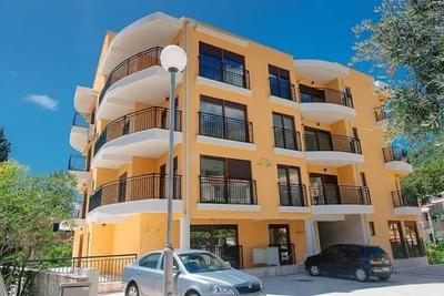 Na prodej 3 ložnicový apartmán s výhledem na moře v Petrovaci, Černá Hora